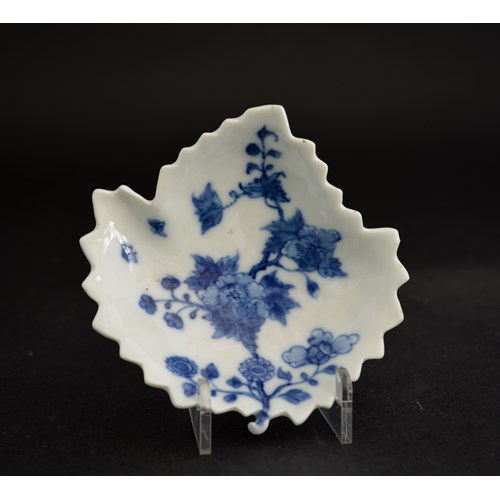 Rare small dish in porcelain "blue and white" leaf shape